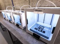 3D spausdintuvai "Ultimaker" spausdina juodą KTU M-Lab logotipą Young Lab prototipavimo erdvėse