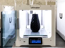 3D spausdintuvas "Ultimaker" spausdina juodą dizaino prototipą